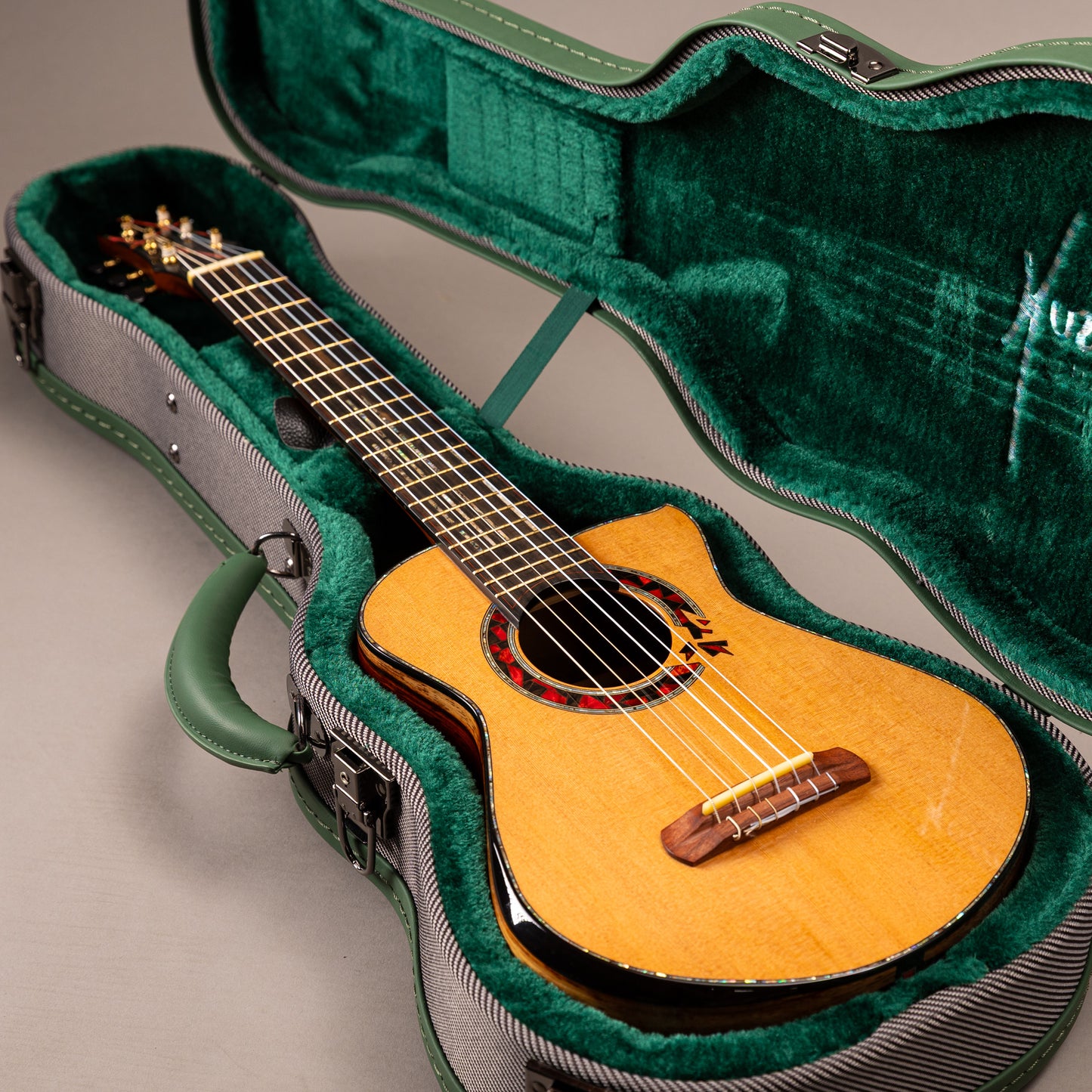 Hozen Green Label Guitalele Red Cedar  Mexican Cocobolo